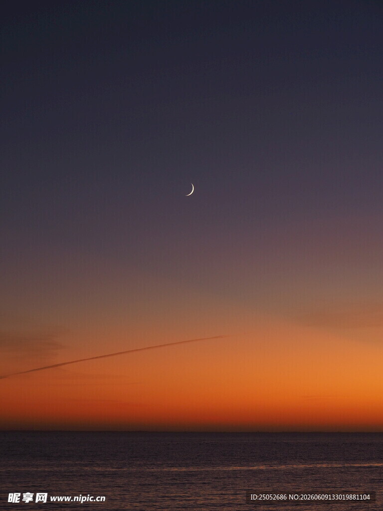 海上日落伴月景