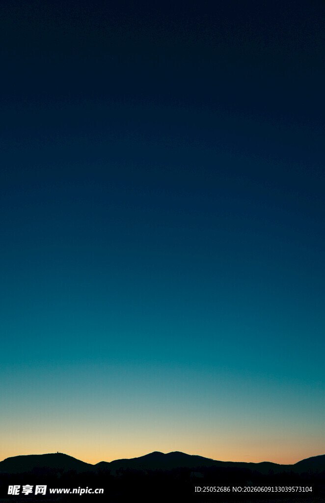 黄昏下的山峦剪影