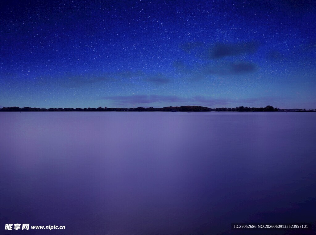 静谧夜空下的平静湖面