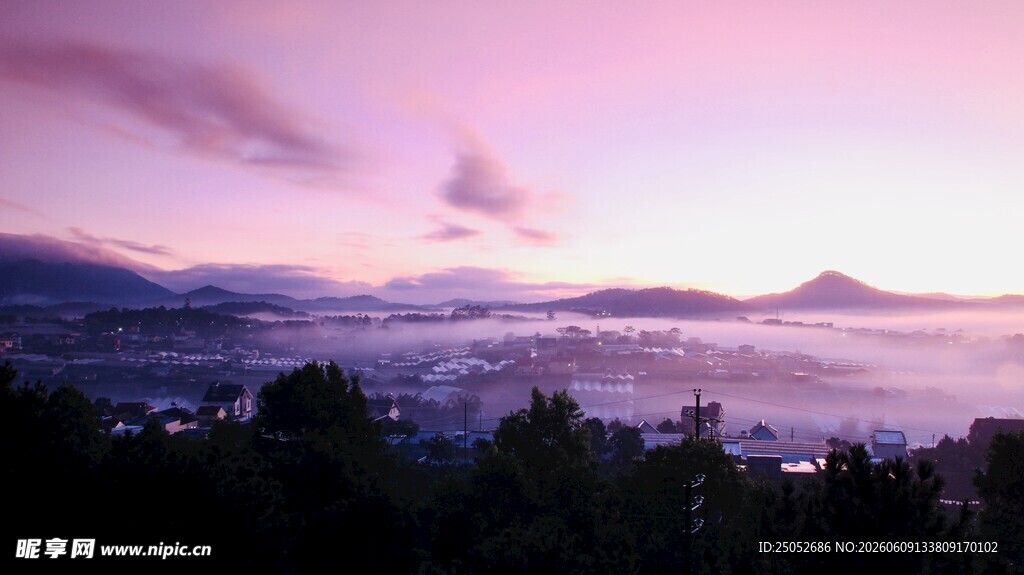 日出时分的山间云雾美景