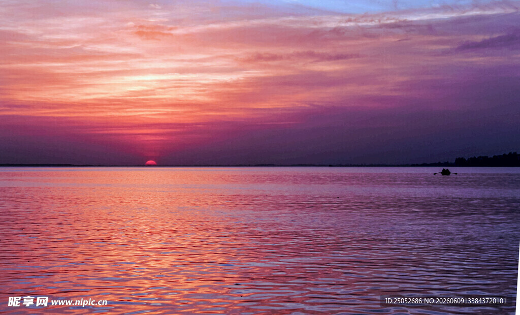 夕阳下的宁静水面