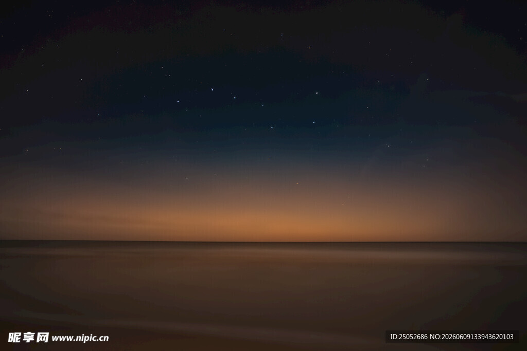 海边黄昏时分的静谧景象