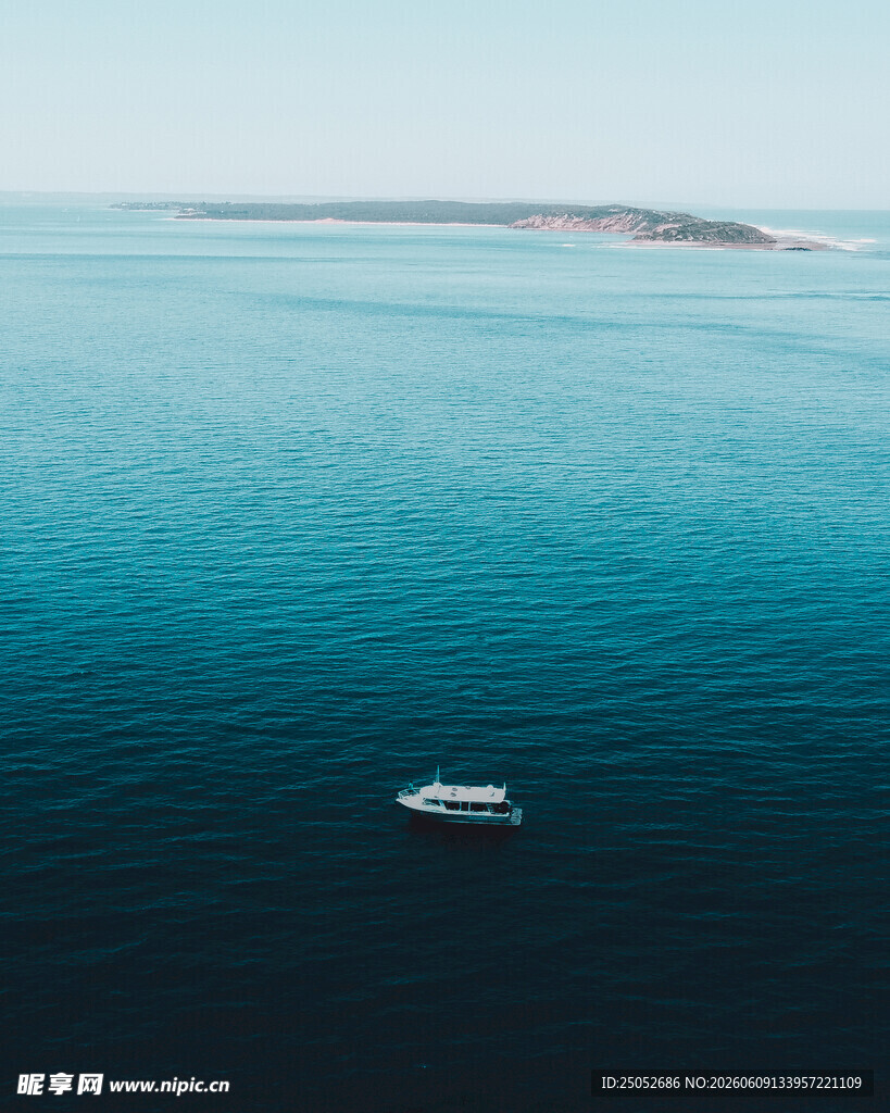 海上孤舟辽阔蓝色世界
