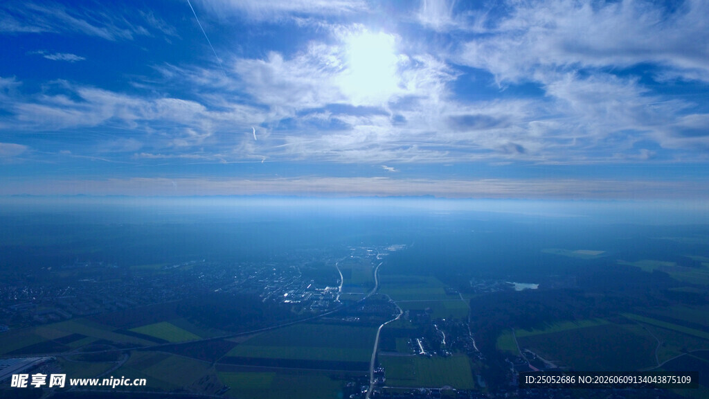高空俯瞰壮丽云海景观