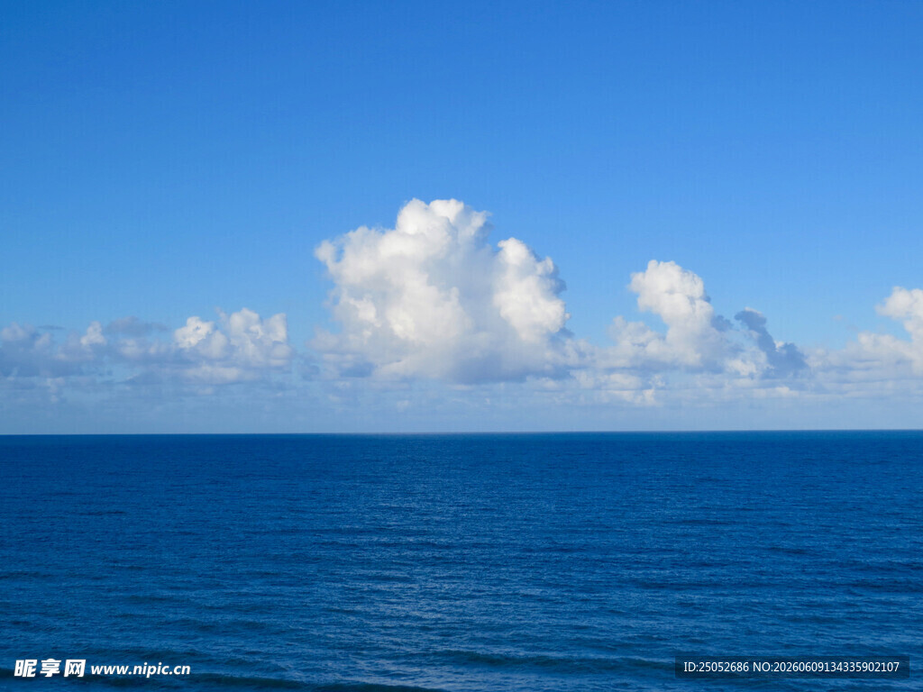 蔚蓝大海上的白云美景