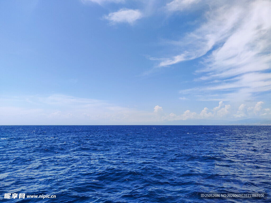 广阔蔚蓝大海与天际云彩