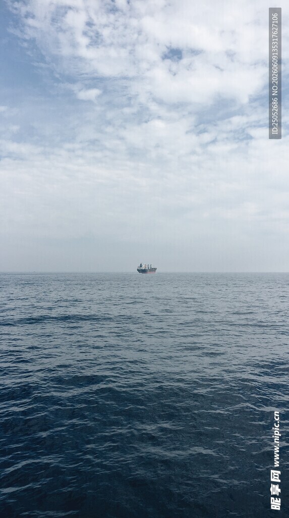 海上孤舟辽阔海洋景象