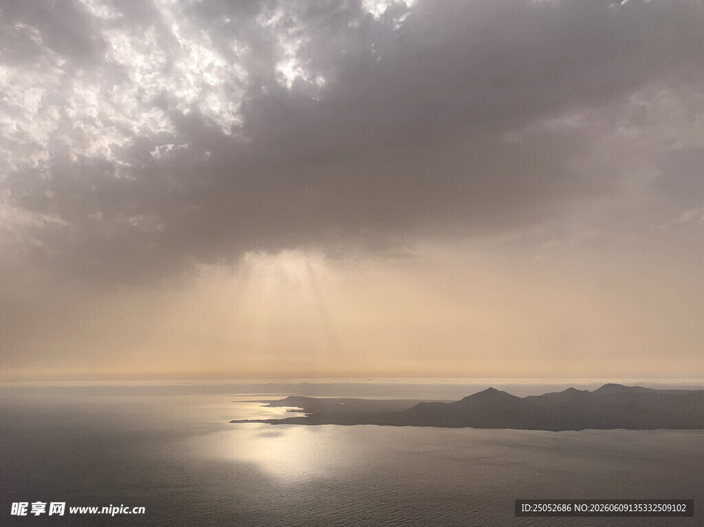 海上云隙间的天光美景