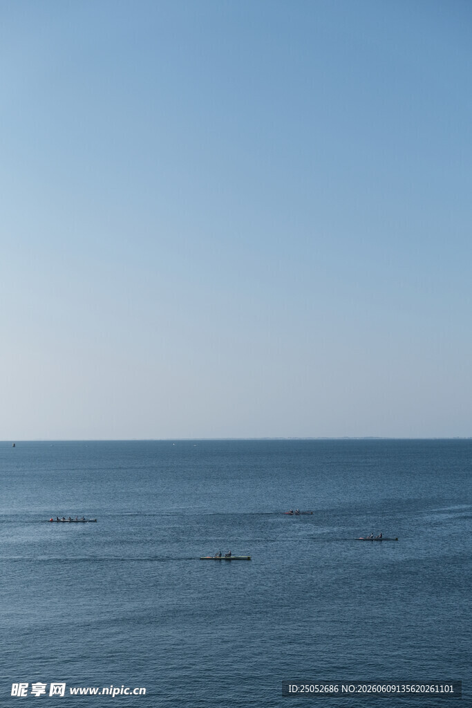 广阔海面与蓝天相接
