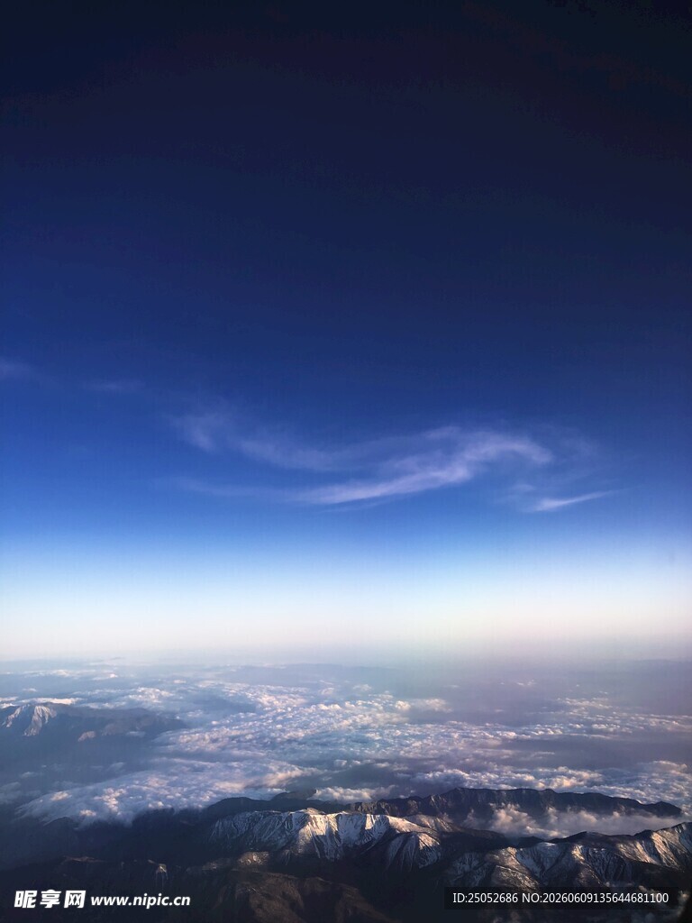 高空俯瞰云海壮丽景观