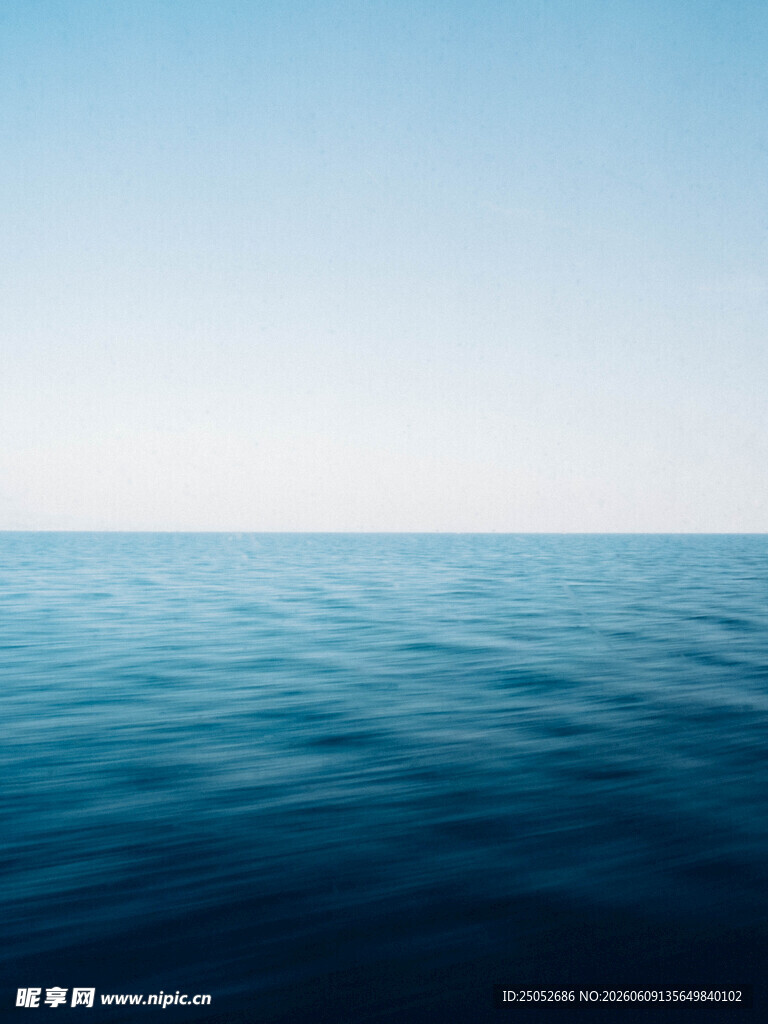 广阔无垠的蓝色海洋景色