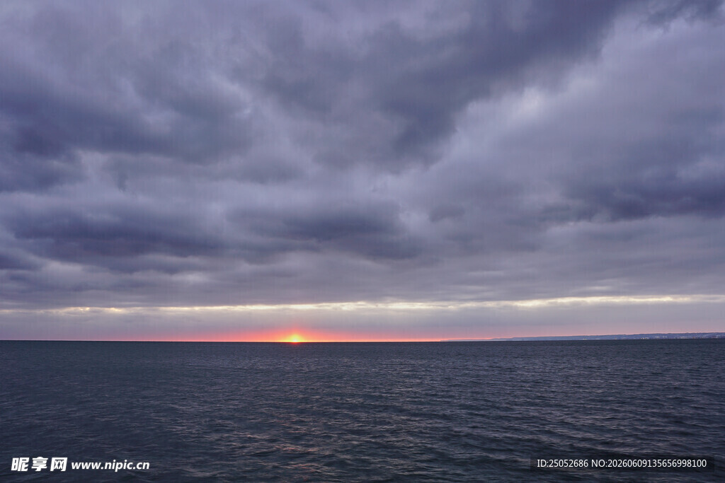 海上日落乌云下的壮丽景观