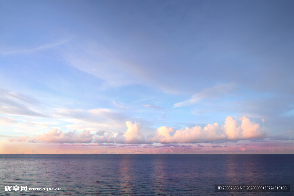海边日落时分的美丽天空