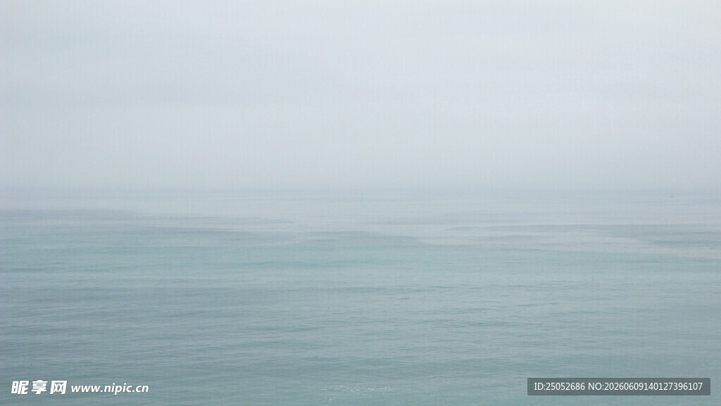 雾霭中的平静海面