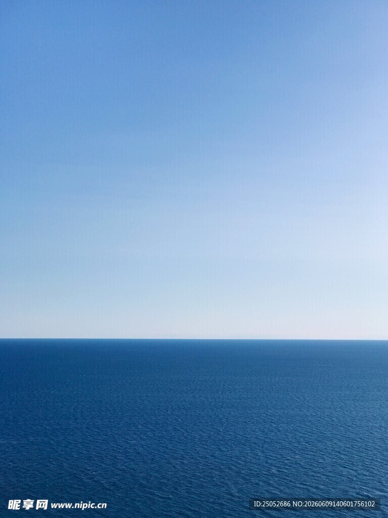 广阔蔚蓝大海与晴朗天空