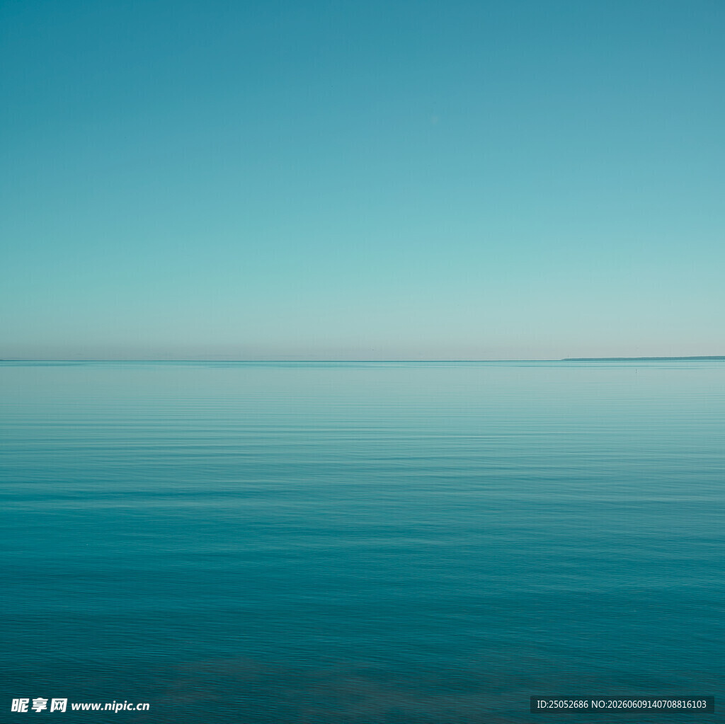 平静海面澄澈蓝天美景