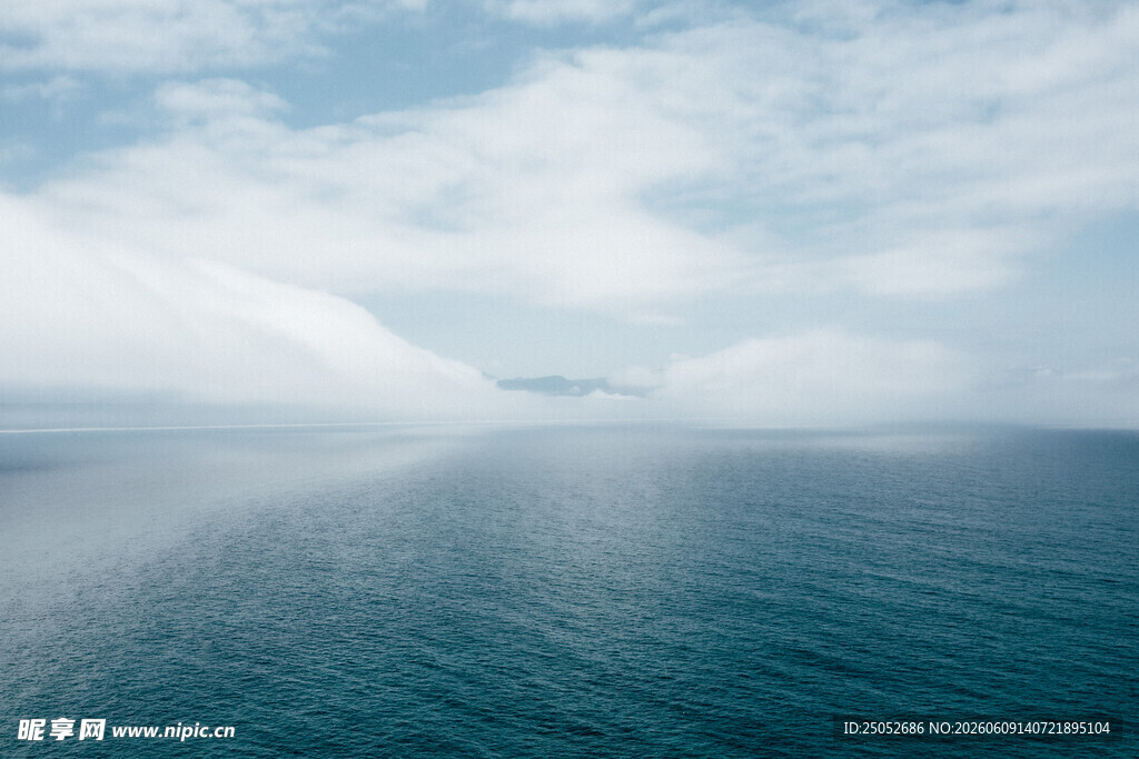 广阔海面与天际的梦幻景象