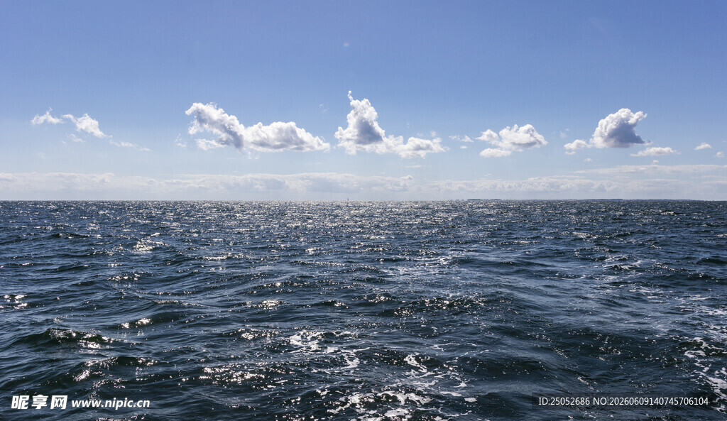 广阔海面与蓝天白云美景
