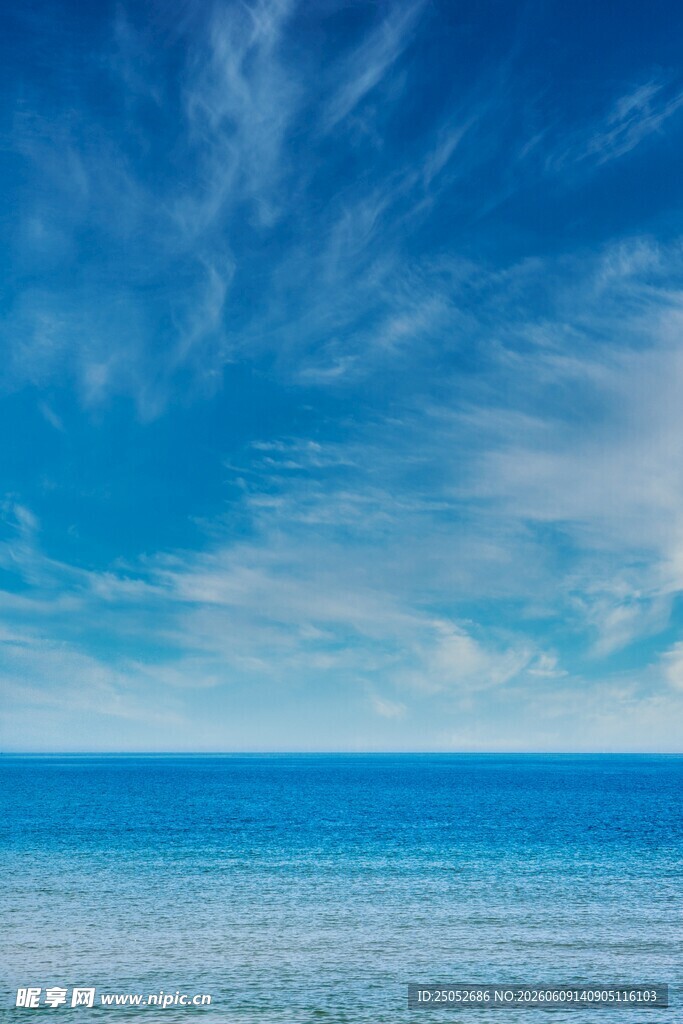蔚蓝大海与天空的美丽景致