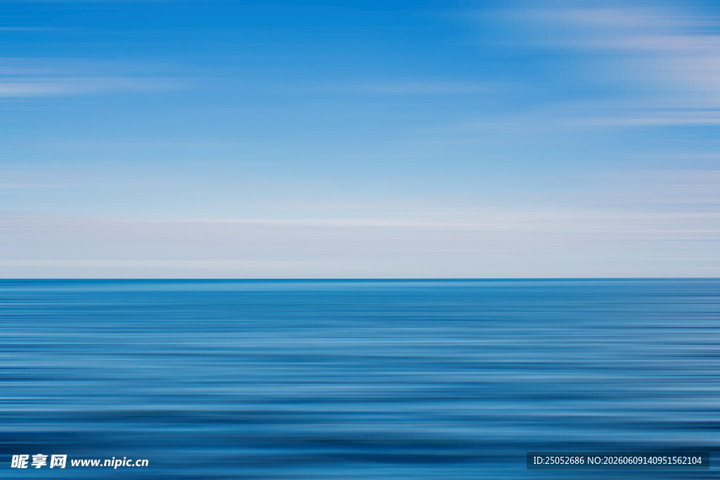 广阔蔚蓝大海与晴朗天空