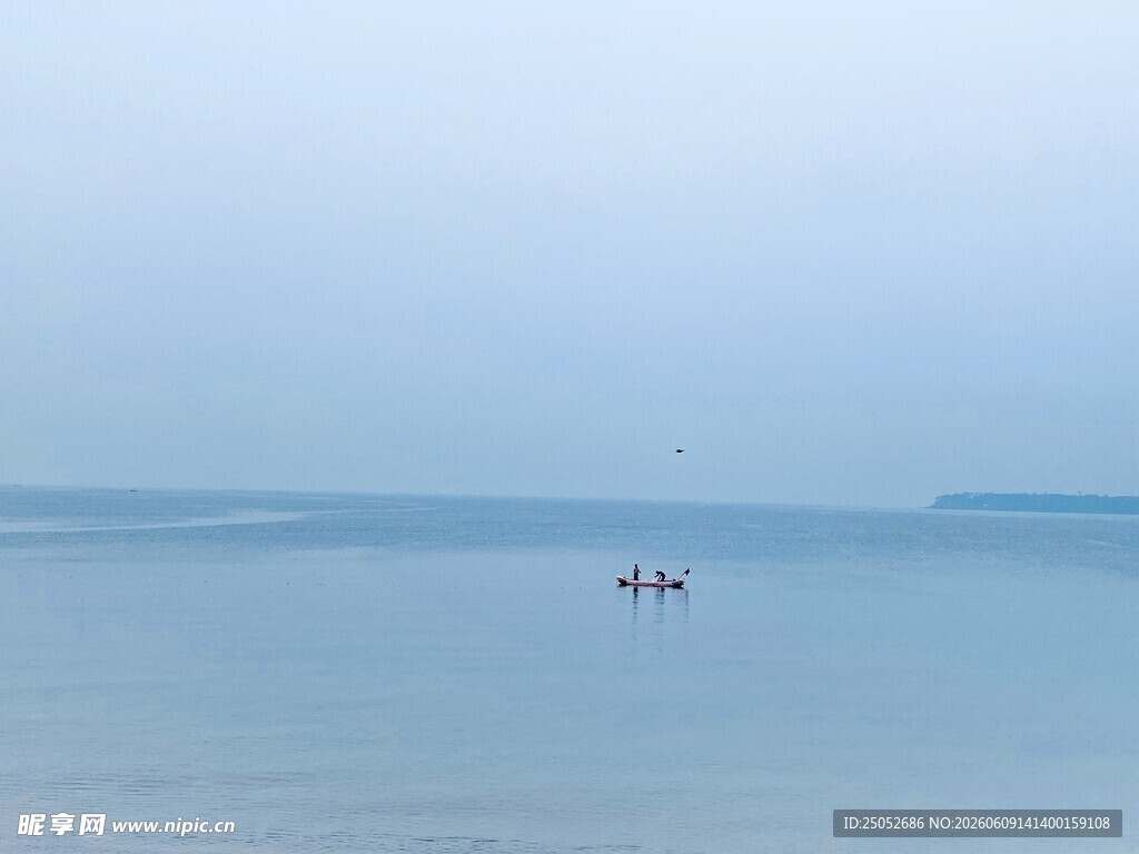 宁静湖面小船悠然飘荡