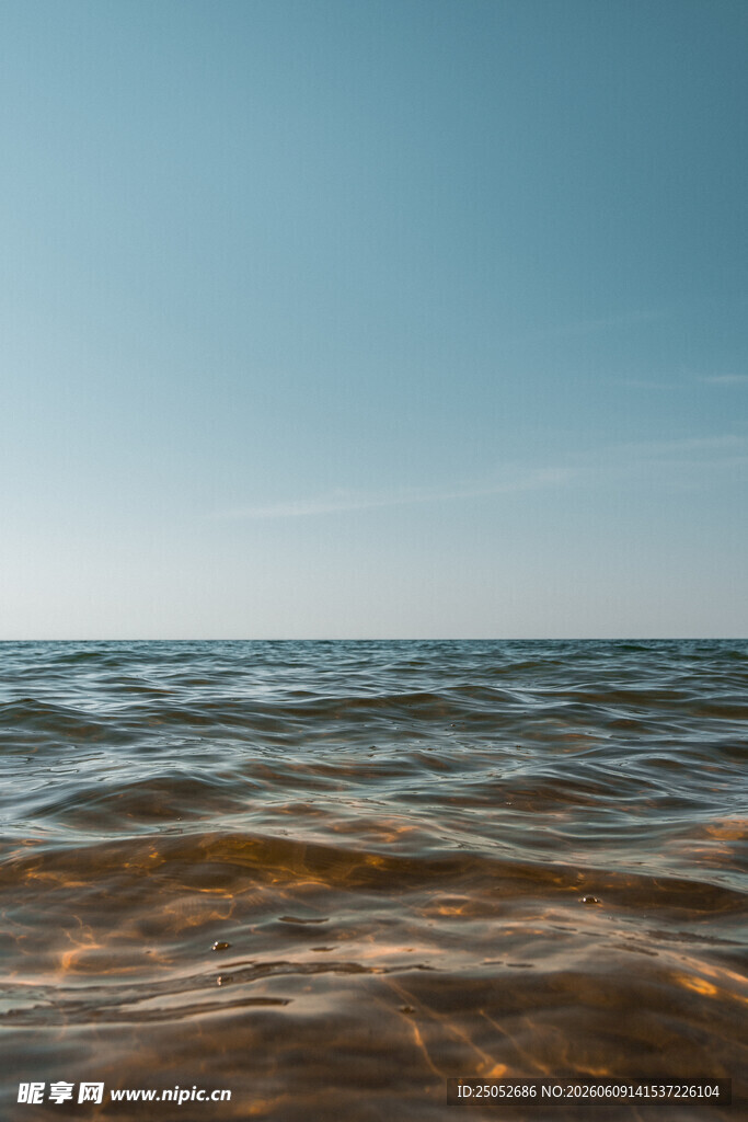 波光粼粼的宁静海面