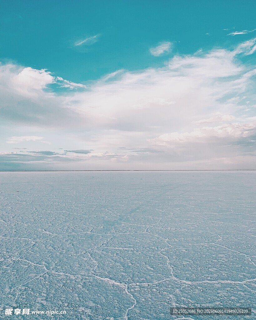 广阔盐湖蓝天白云之景