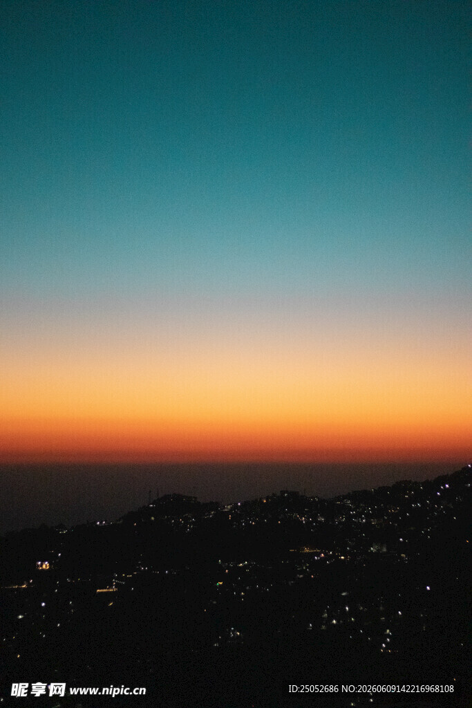黄昏时分的天际美景