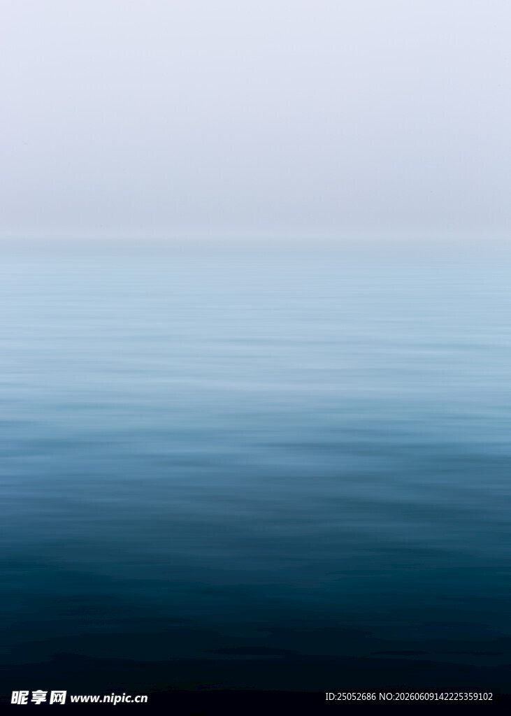 平静海面展现自然之美