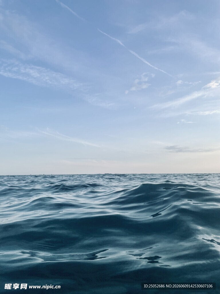 广阔海面与蓝天美景