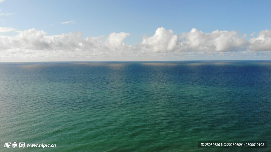 广阔碧海蓝天的美丽海景