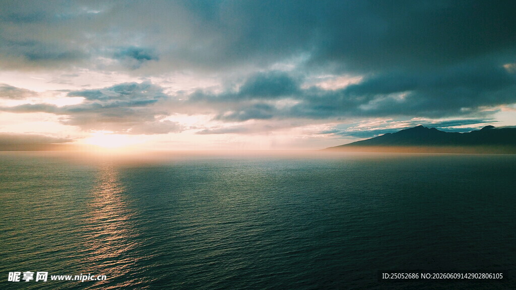 海上日出天空云海壮丽景观