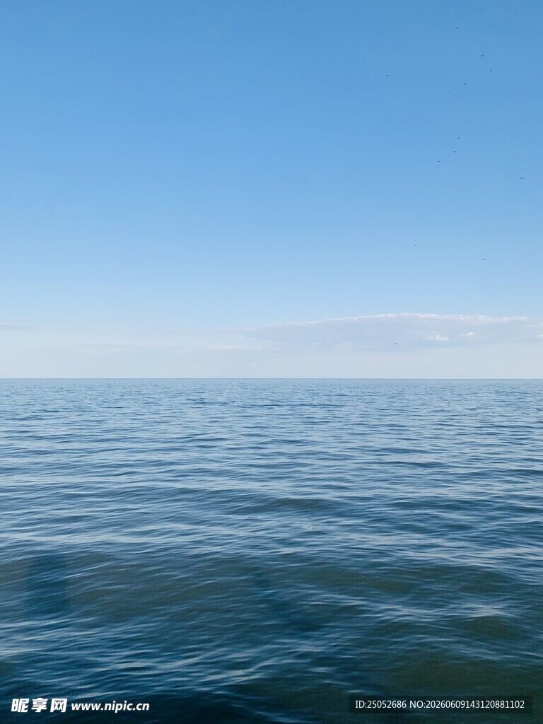广阔平静的蓝色海面