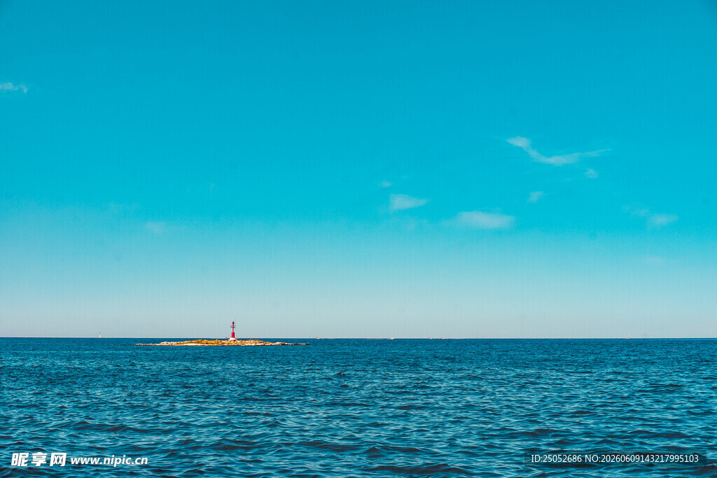 海上孤舟蓝天碧海之景