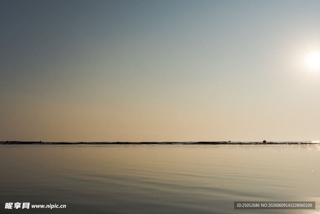 夕阳下的平静湖面
