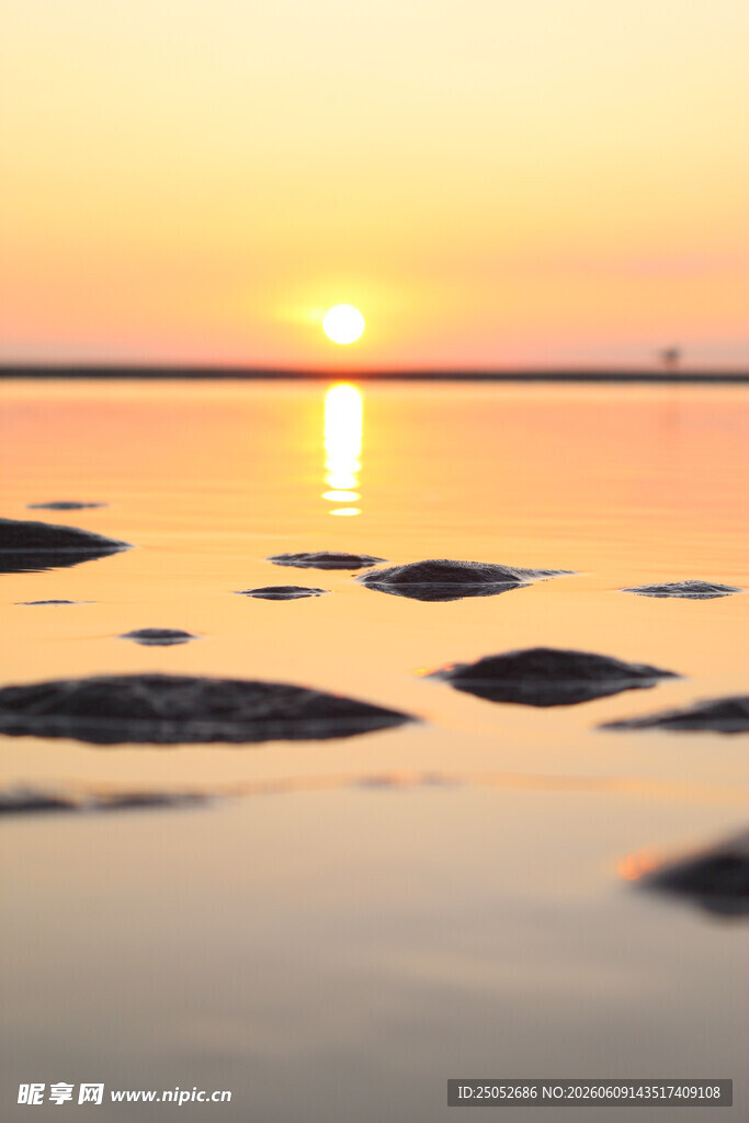 夕阳下波光粼粼的水面