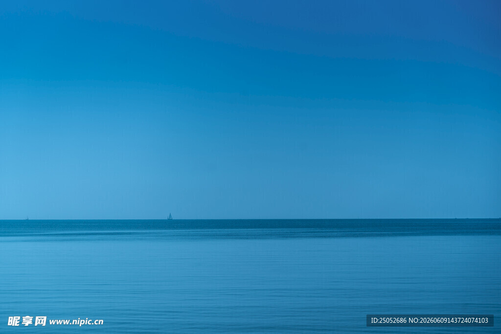 宁静海面澄澈蓝天