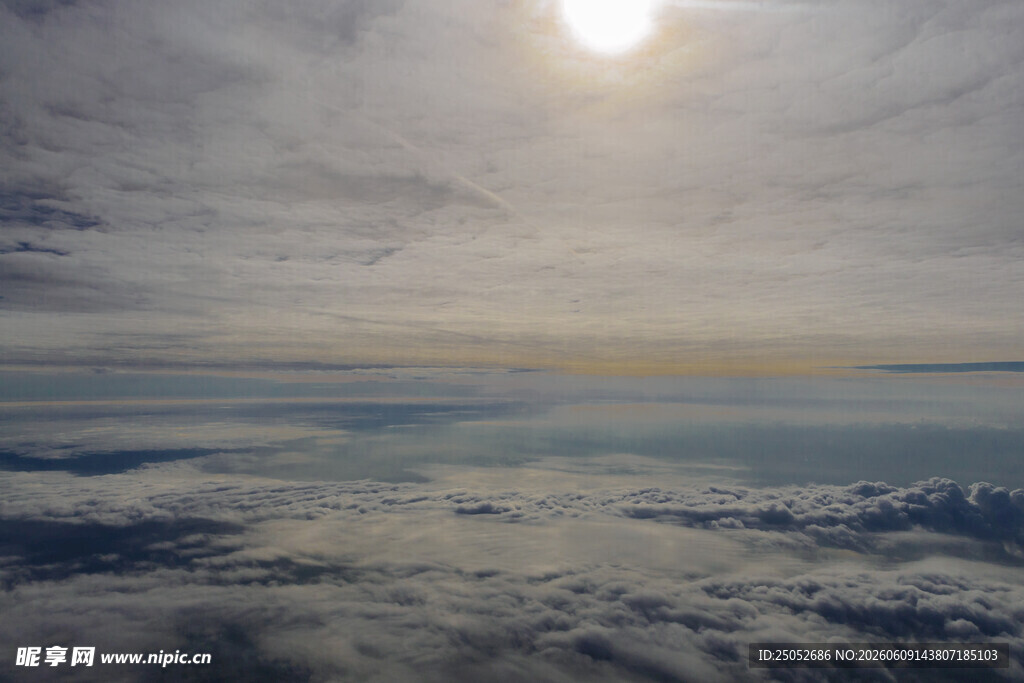 高空俯瞰云海与耀眼阳光