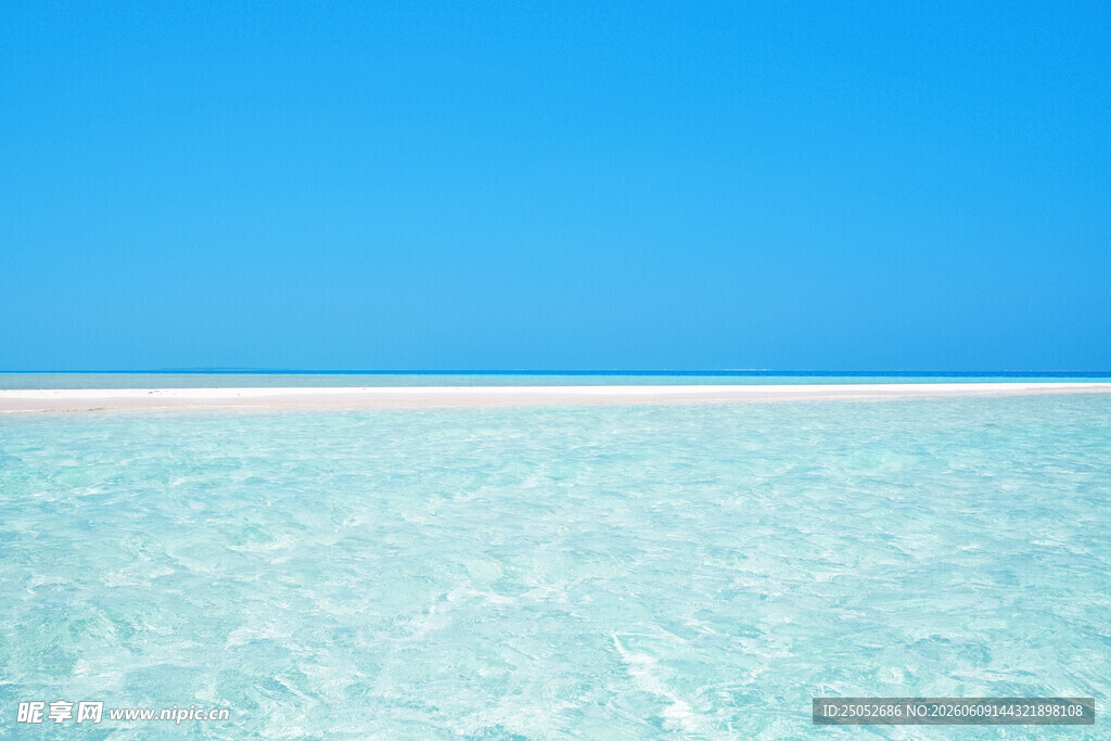 清澈海边蓝天海水美景