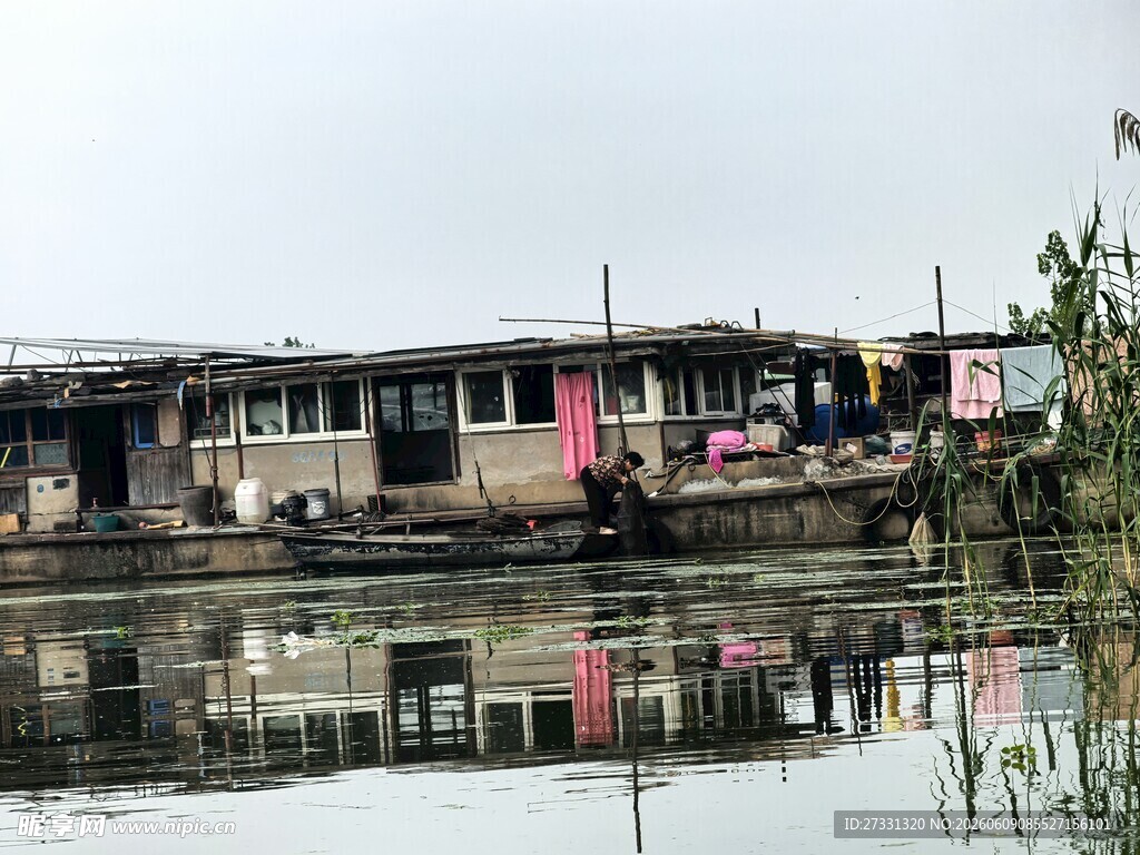 水上人家的宁静生活画面