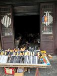 古兵器摊展示多样刀剑