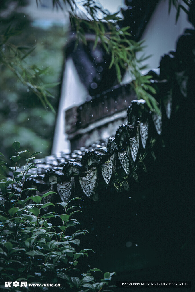 中式屋檐下的绿意景致