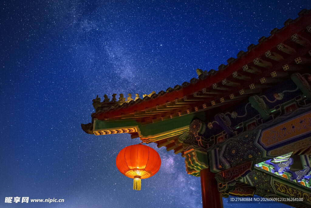 古建屋檐下的红灯笼与星空