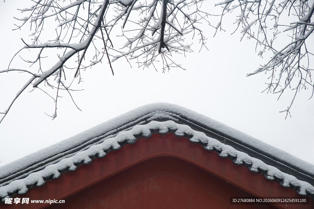 雪覆红瓦屋檐景