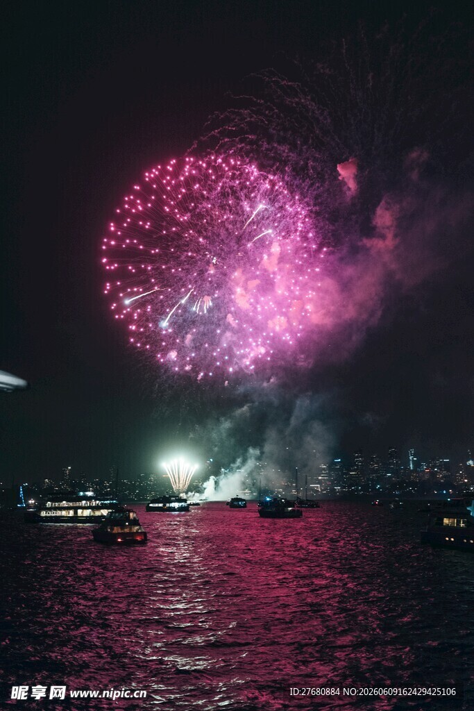 海上绚烂烟花夜景