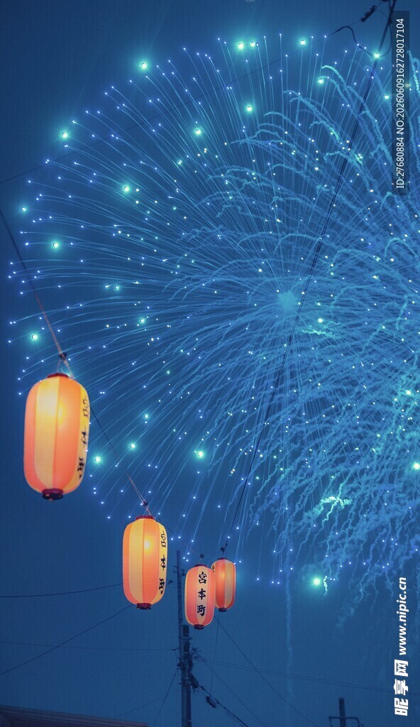 夜空下的孔明灯与烟花