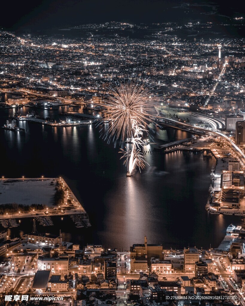 城市夜景璀璨烟花绽放