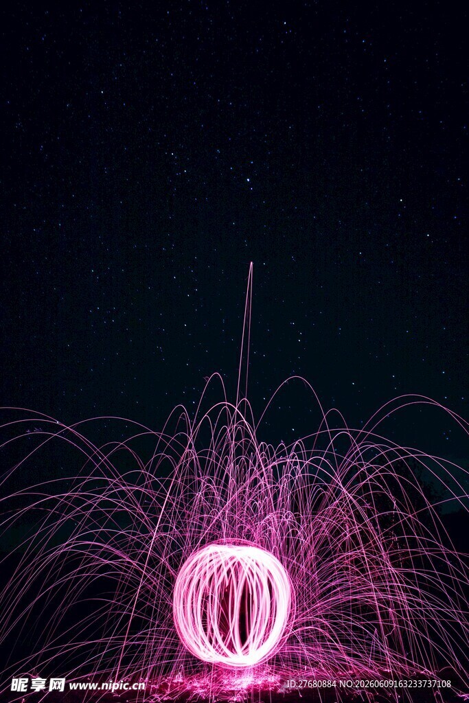 夜空中炫彩的光绘图案