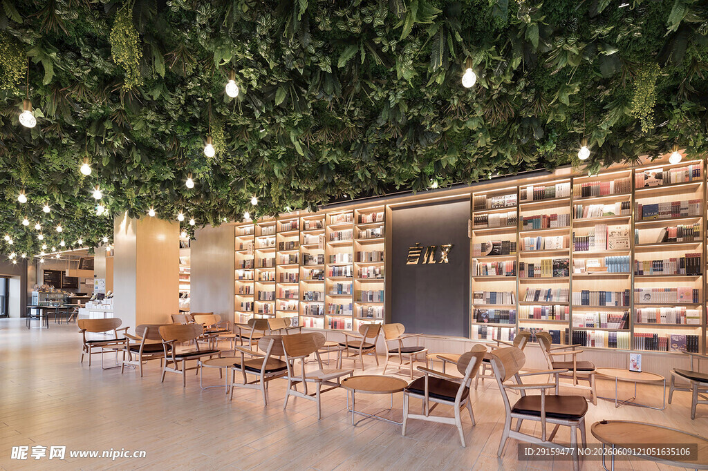 绿植环绕的温馨书店空间
