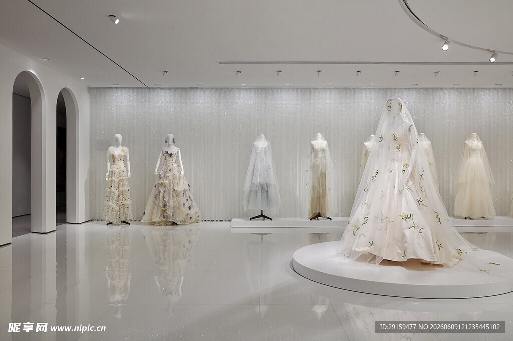 优雅婚纱展示于时尚展厅